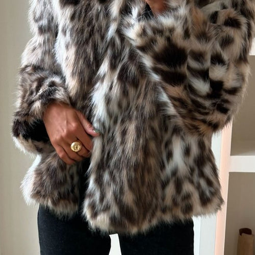 Abrigo de piel con solapa corta y estampado de leopardo .