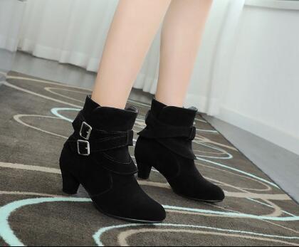 botines de cuero de tacon alto .