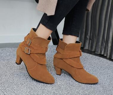 botines de cuero de tacon alto .