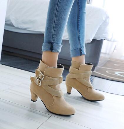 botines de cuero de tacon alto .