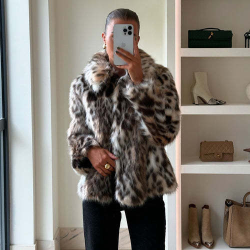 Abrigo de piel con solapa corta y estampado de leopardo .