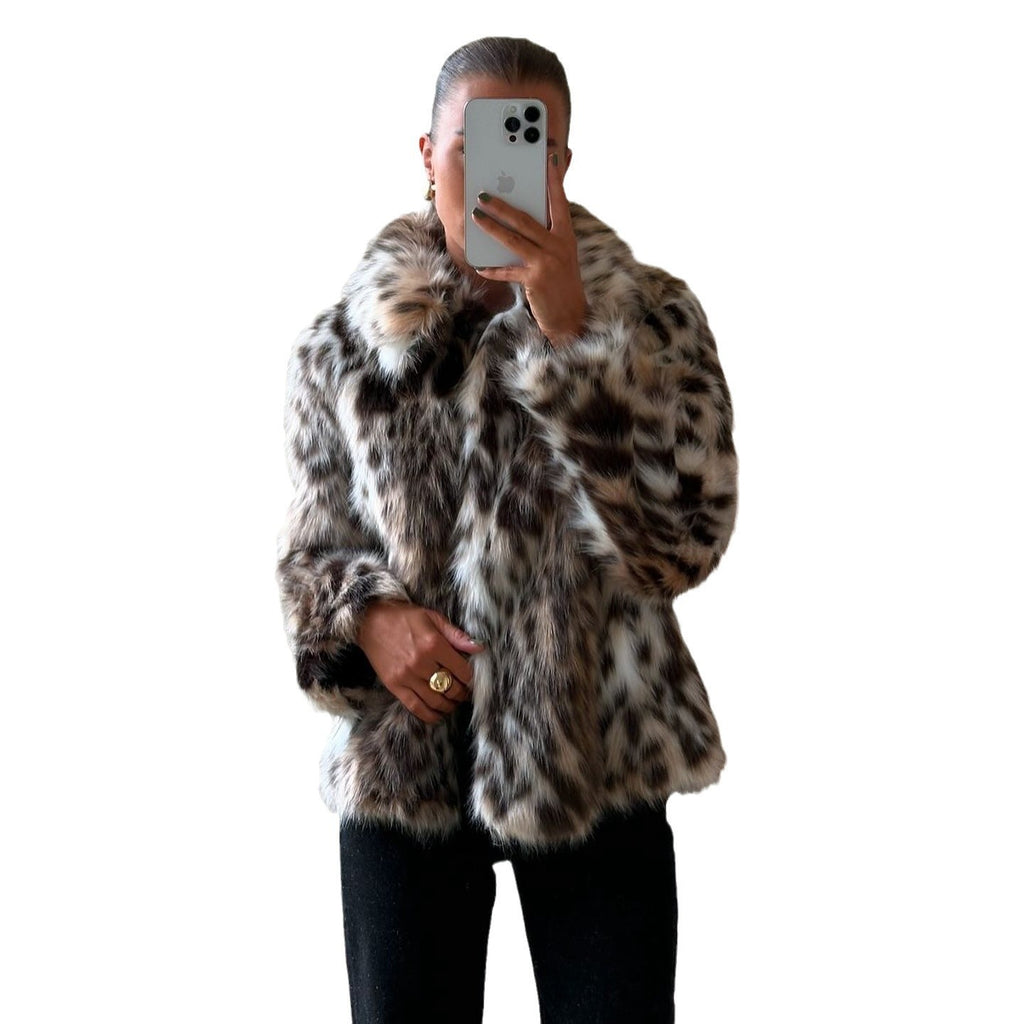 Abrigo de piel con solapa corta y estampado de leopardo .